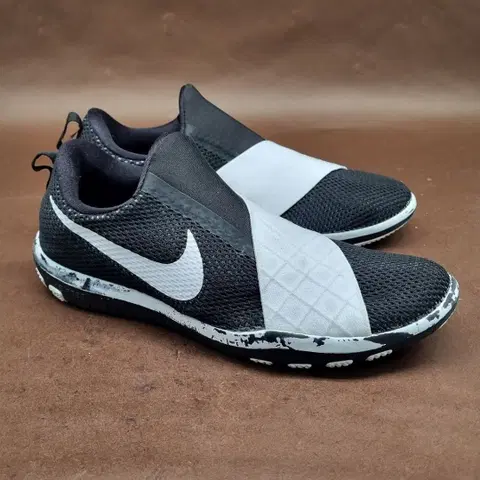 나이키 프리커넥트 여성트레이닝화230,