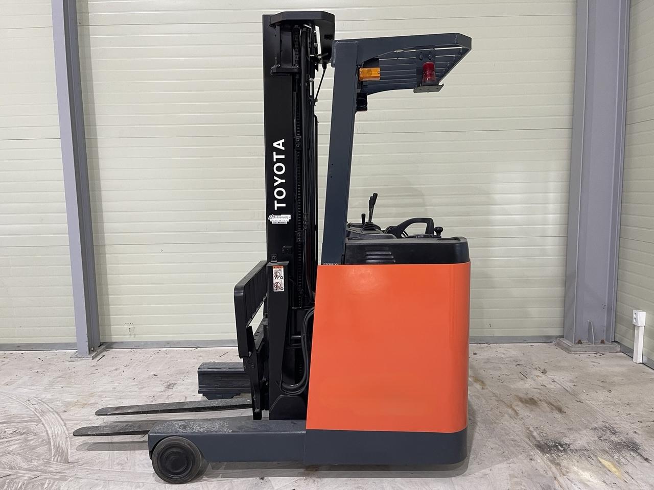 토요타 입식(리치) 지게차 판매합니다.