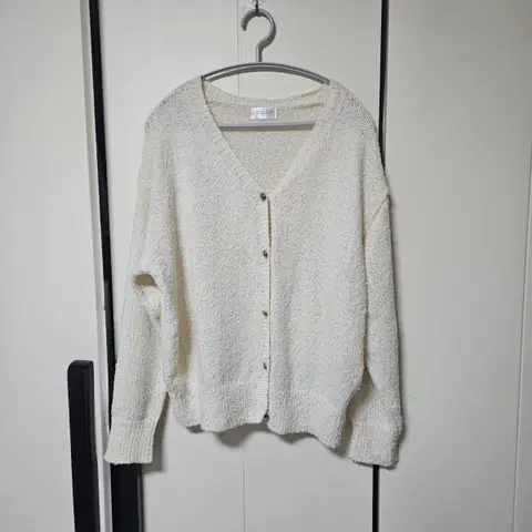 [새상품] 아이보리 부클 골드단추 루즈핏 가디건(정가 3만대)