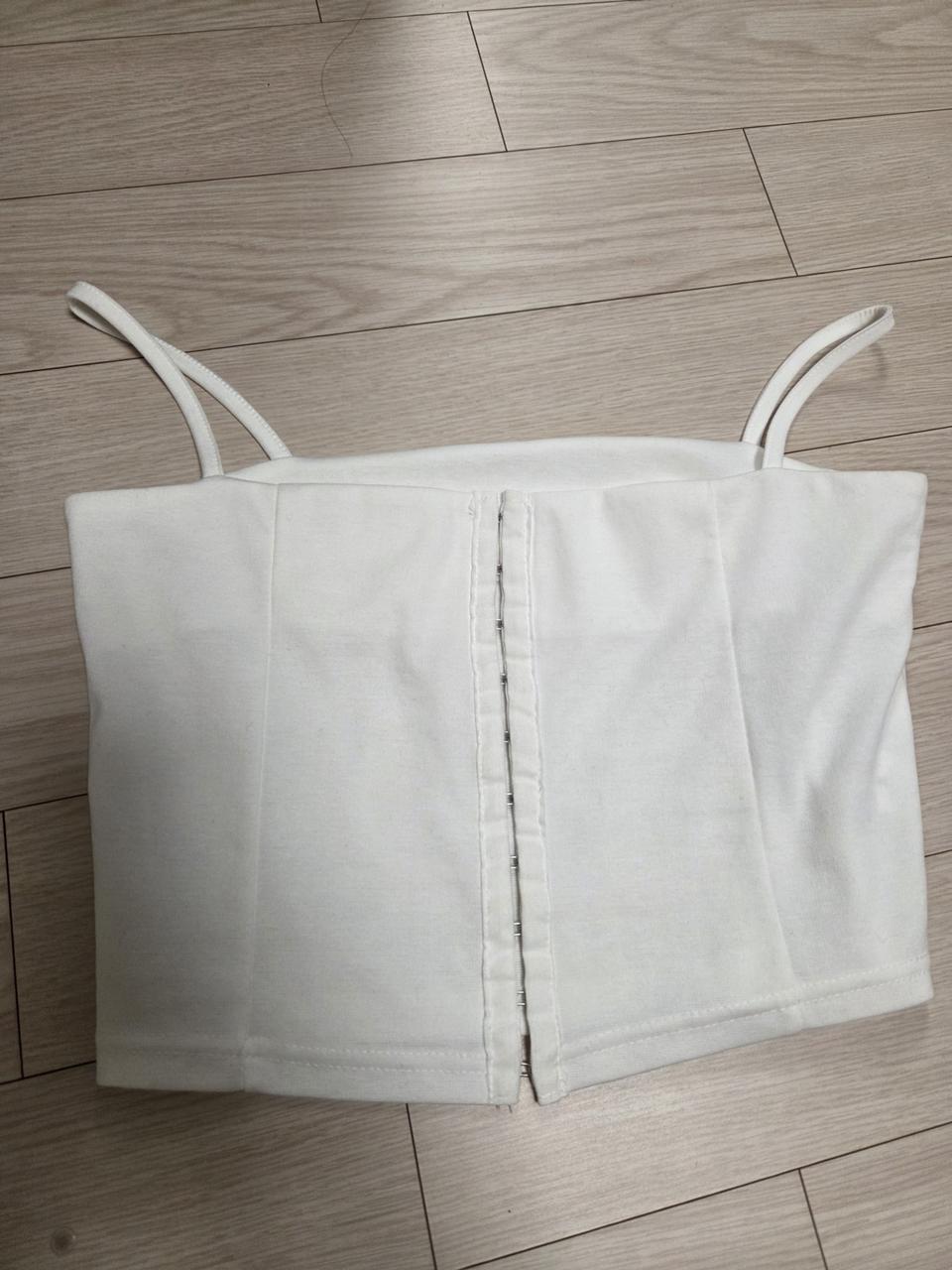 버클 화이트 뷔스티에