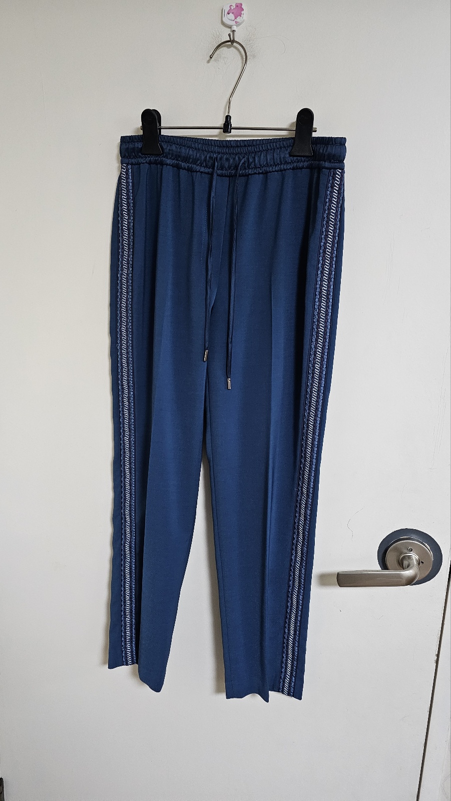 한섬 오즈세컨즈 슬랙스 옆선 자수무늬 (505)