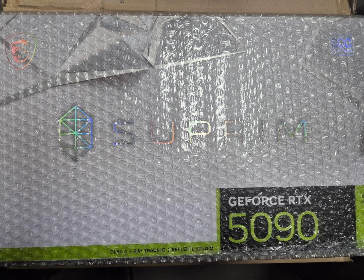 그래픽카드 MSI RTX 5090 32GB 슈프림 미개봉 급처분