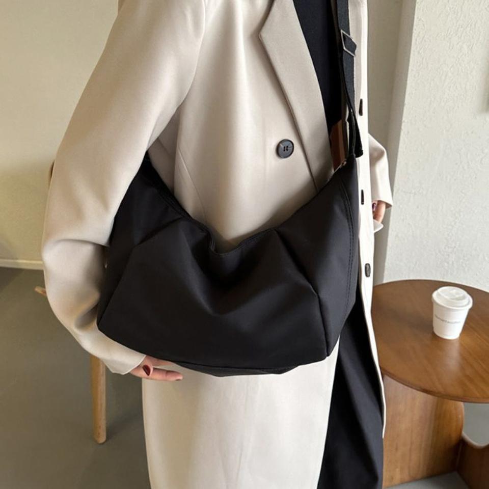 여성용 올블랙 심플 라지 크로스백 소프트한 재질 보부상 가방
