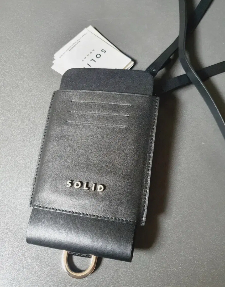 솔리드옴므 우영미 소가죽 블랙 솔리드 넥스트랩 카드 지갑-블랙
