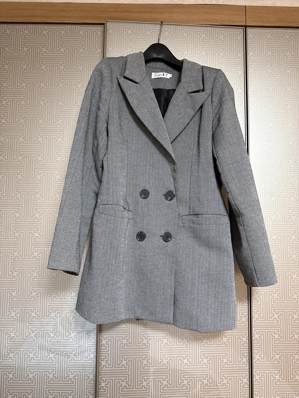 회색 더블 버튼 재킷