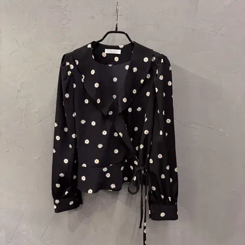 데이지 프릴 랩블라우스