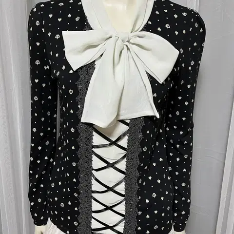 엑시즈팜 넥리본 러블리 블라우스