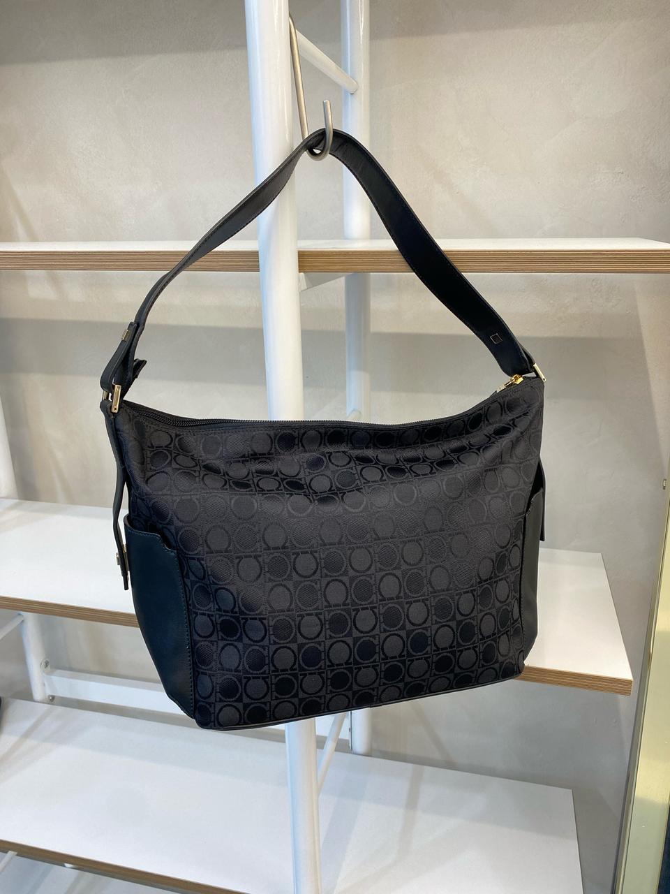 페라가모 패브릭 호보 숄더백