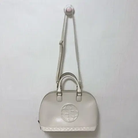 게스 새상품 토트백 겸 크로스백 가방 아이보리