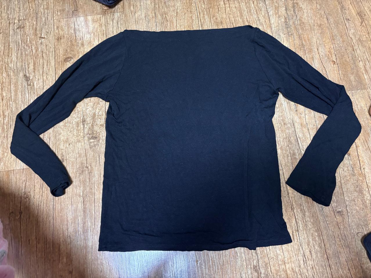 블랙 긴팔 티셔츠 직각어깨핏 m사이즈 데일리룩 섹시룩 무지티기본티검정티