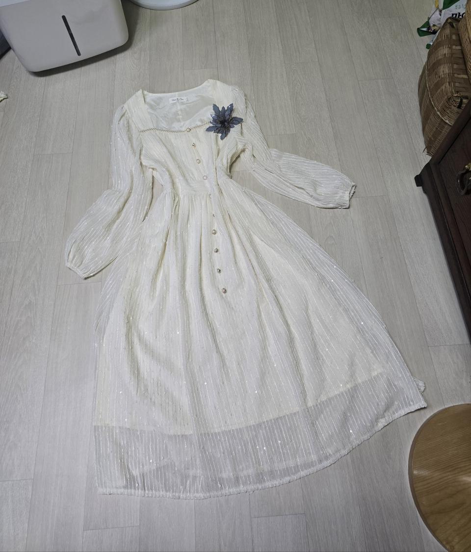 데이트룩/ 스퀘어넥/반짜이줄 / 진주단추 / 롱원피스