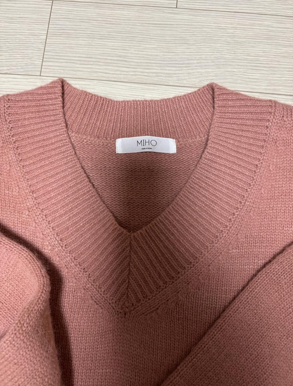 새상품 로즈핑크 브이넥 긴팔 니트 여리핏 국내생산