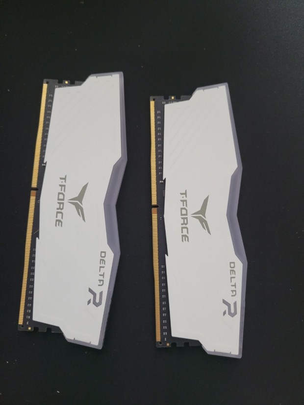 팀그룹 DDR4 16기가 RGB 램 화이트