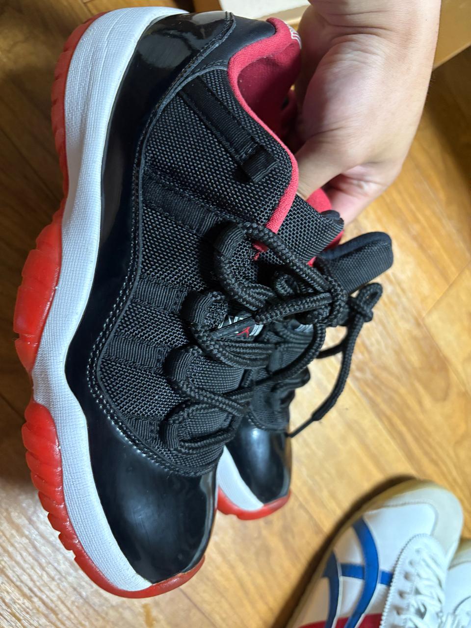 에어 조던 11 브레드 로우 270mm 검빨 팝니다.