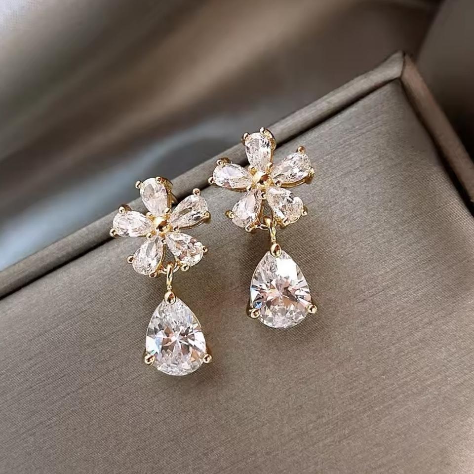 (새상품)꽃모양 골드 큐빅 귀걸이