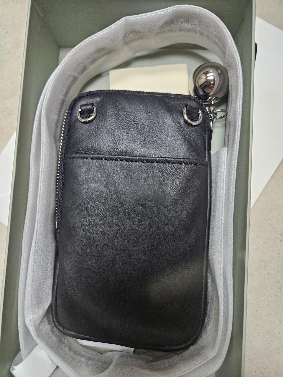 DeMaker 양가죽 폰가방.