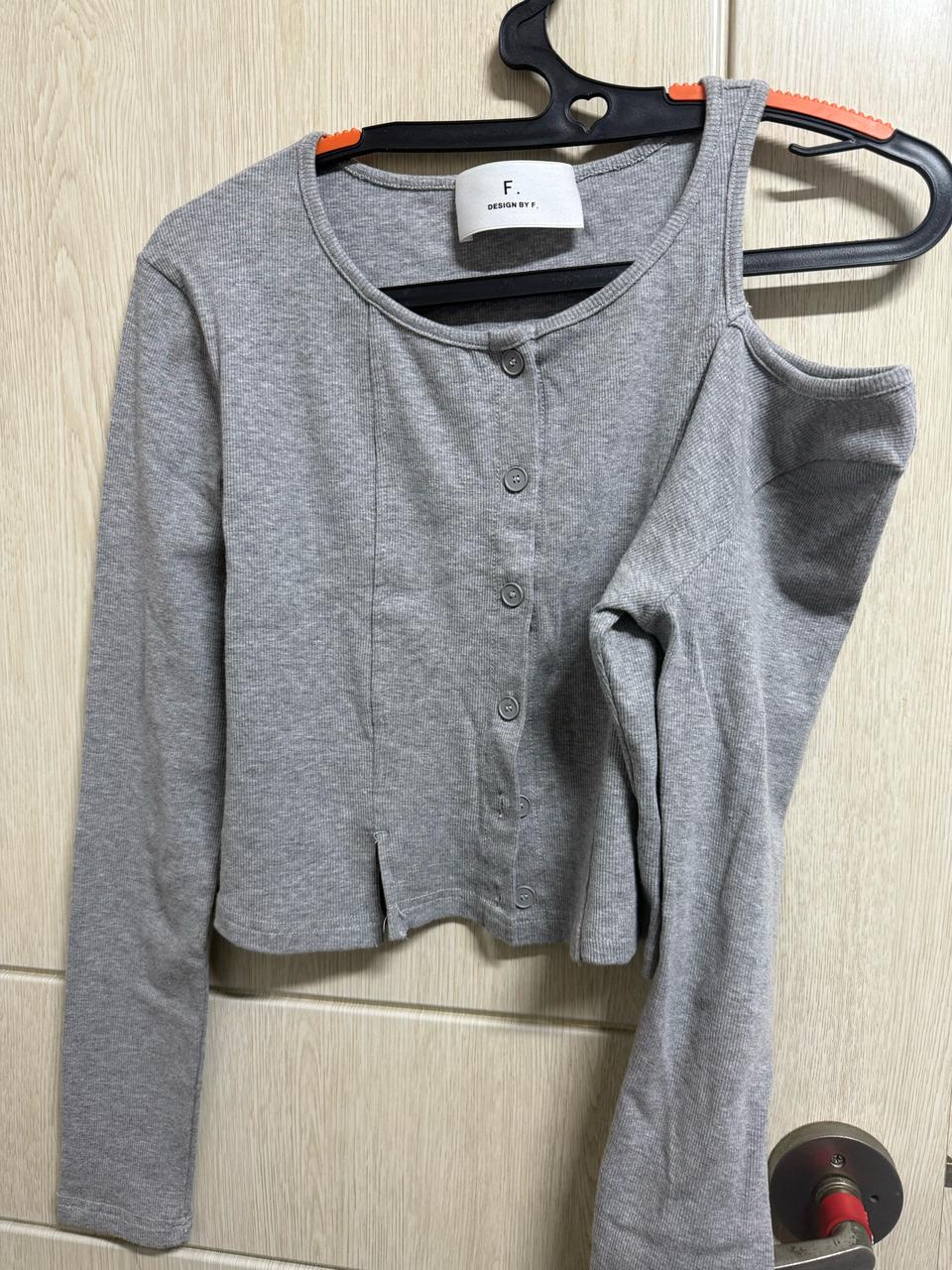 그레이 오프숄더 가디건