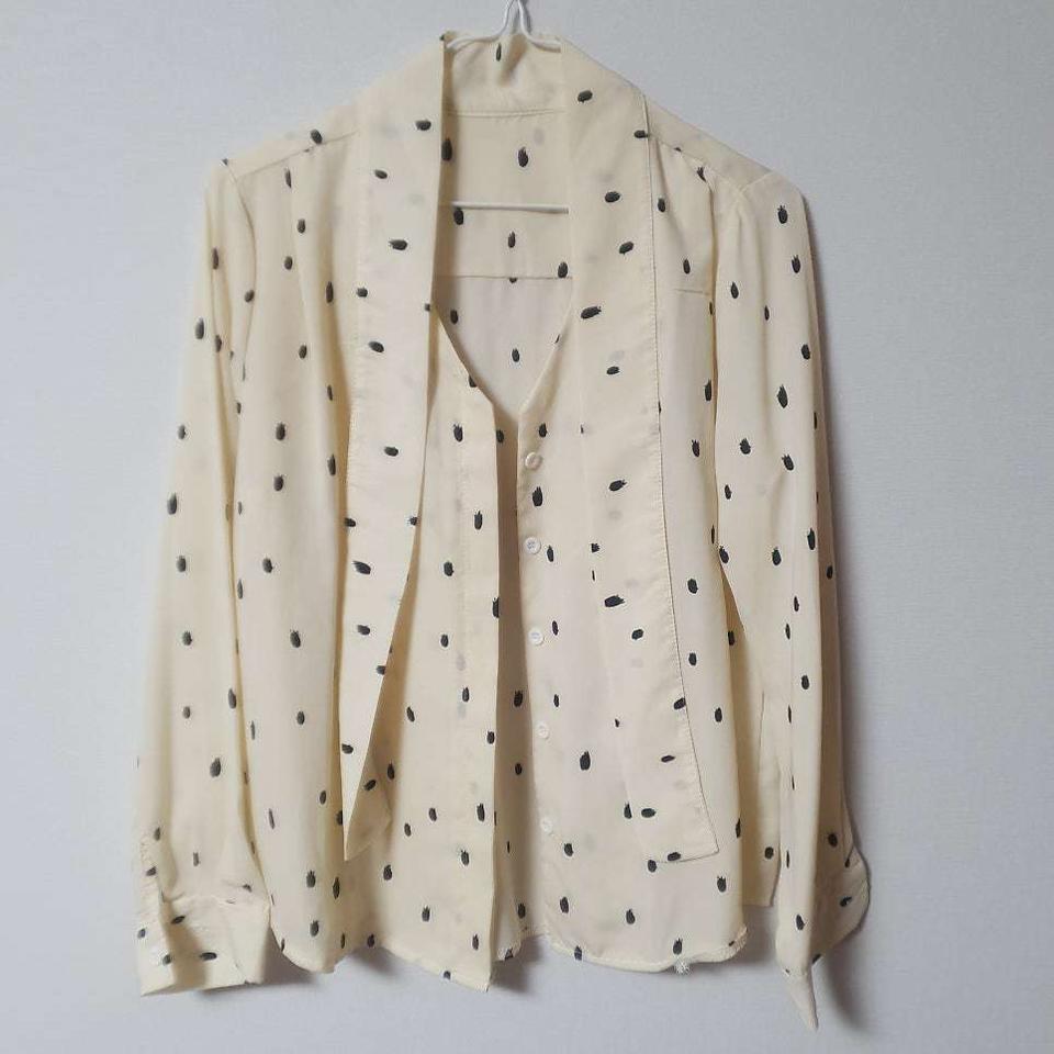 포인트 타이 브이넥 블라우스