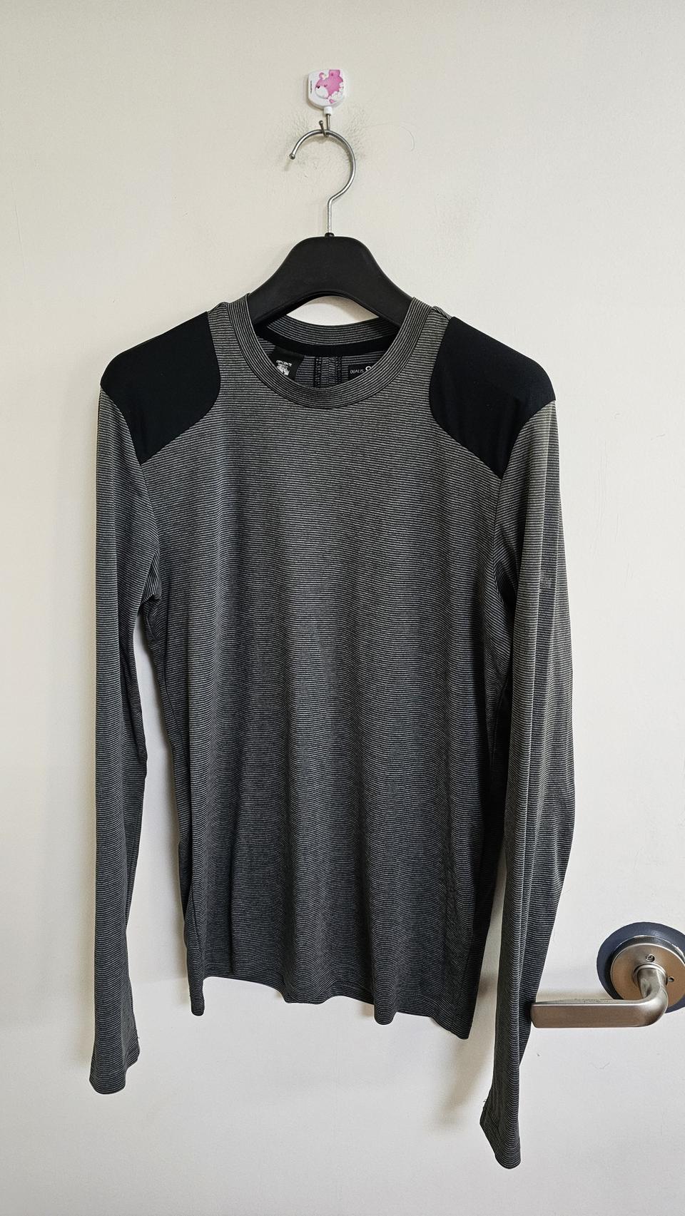 데상트 듀얼리스 기능성 긴팔 (513)