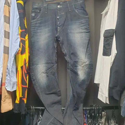 지스타 밑단 트위스트 워싱데님팬츠