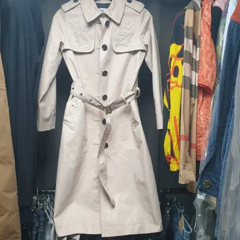 코치 숄더패턴 트렌치코트