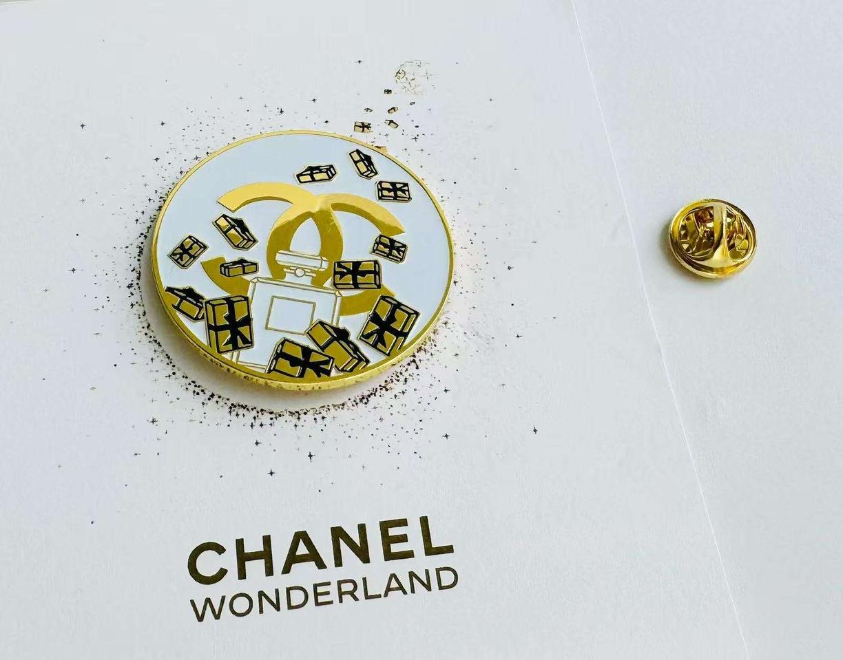 무배)샤넬 로고 한정판 핀브로치