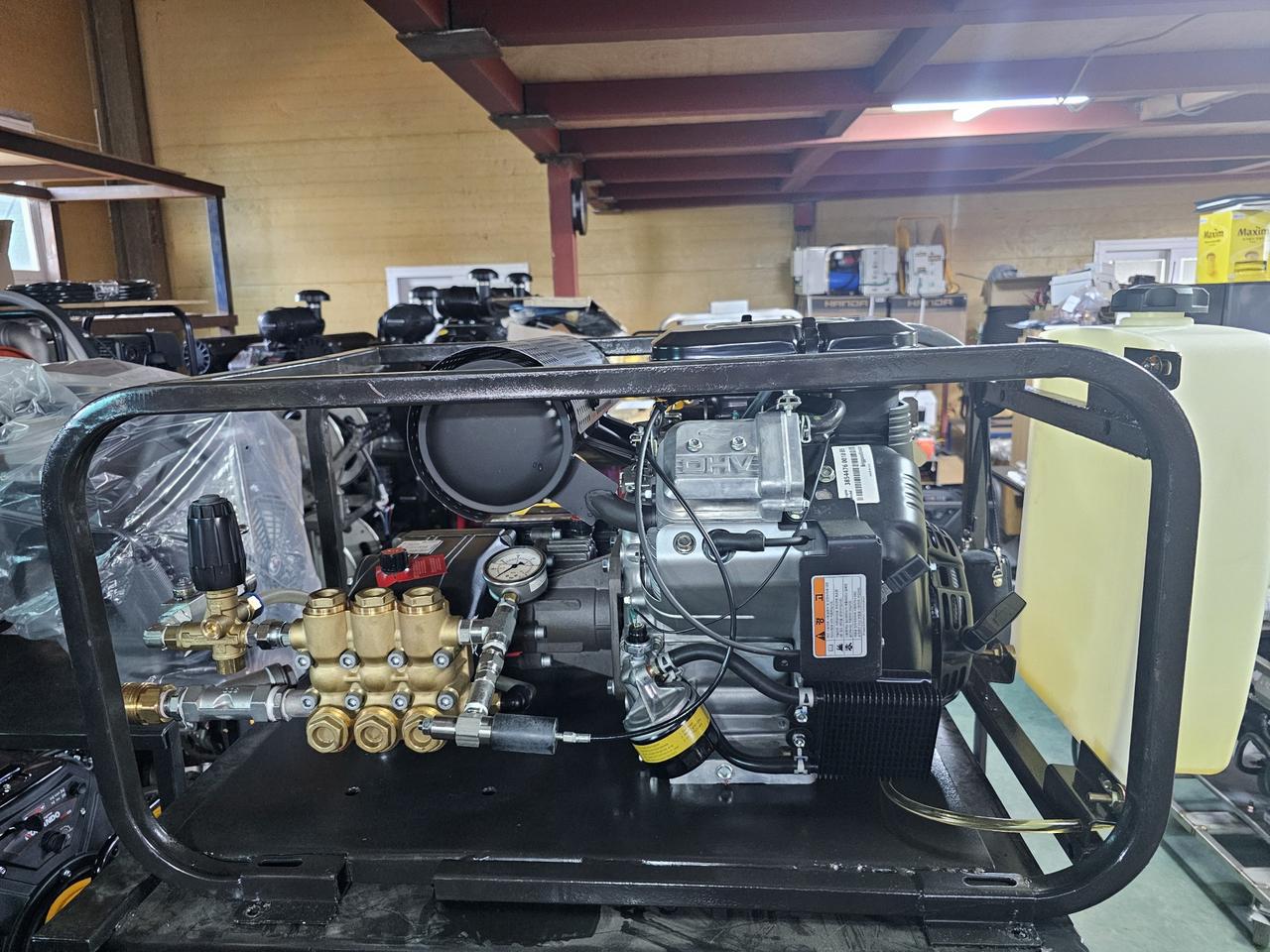 엔진고압세척기 200바30리터 23마력 판매