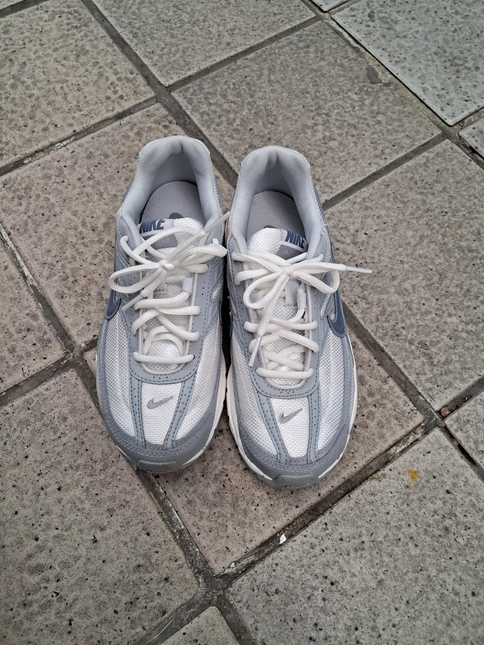 나이키이니시에이트  써밋화이트230