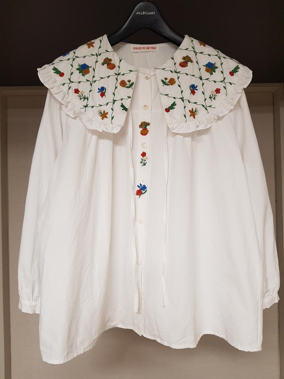 살롱드시스터즈 자수케이프 상의(화이트)