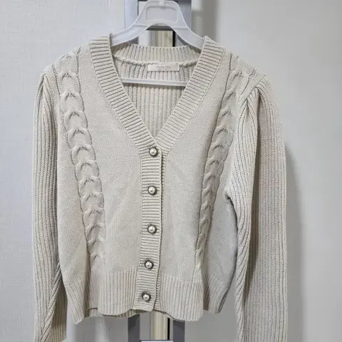 여성가디건 퍼프소매로 이쁨. 여성니트