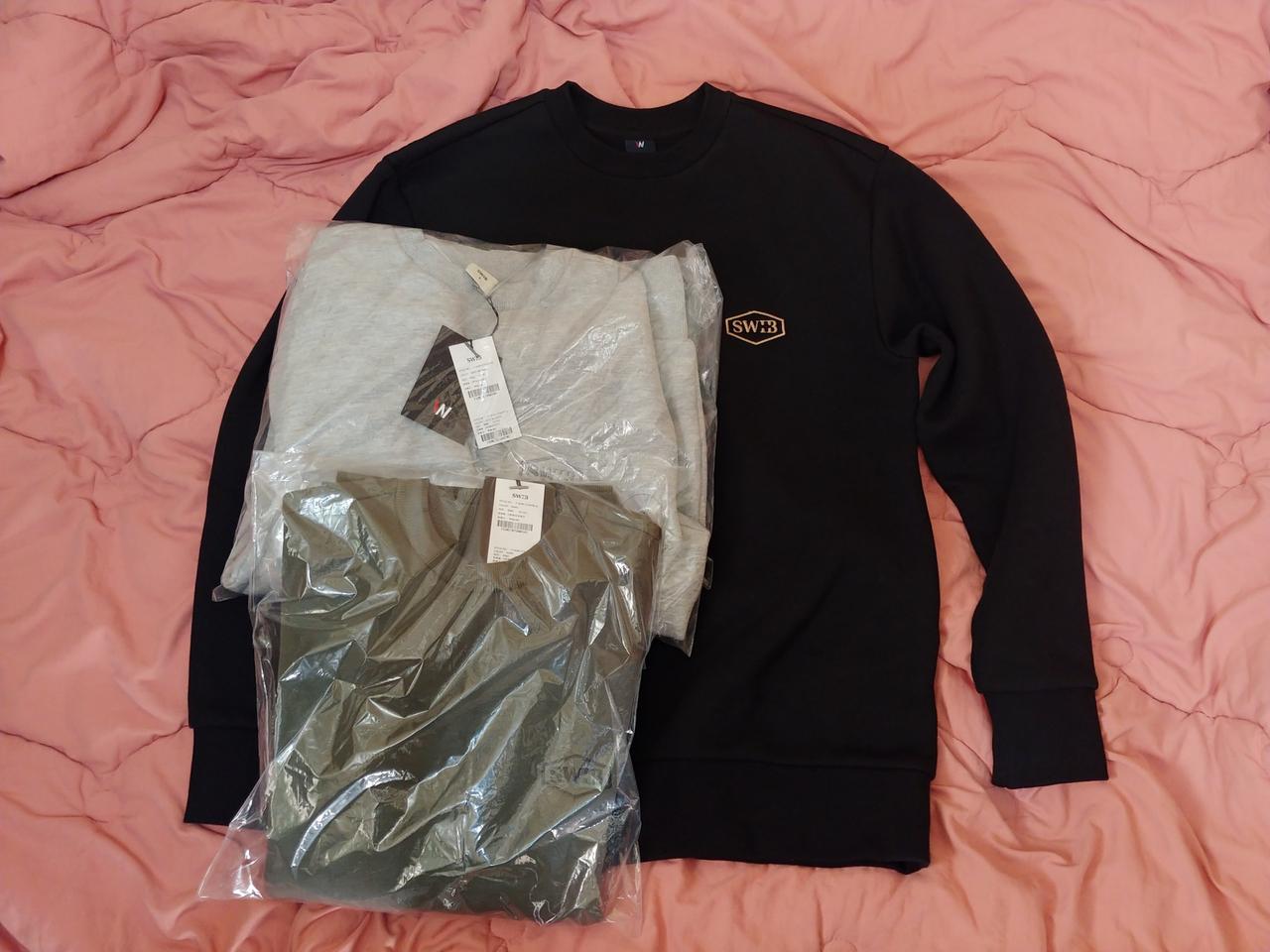 스위브 맨투맨 2개+1 일괄 판매합니다.