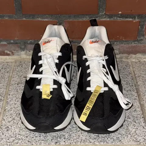 나이키 에어맥스 던 블랙 화이트 270