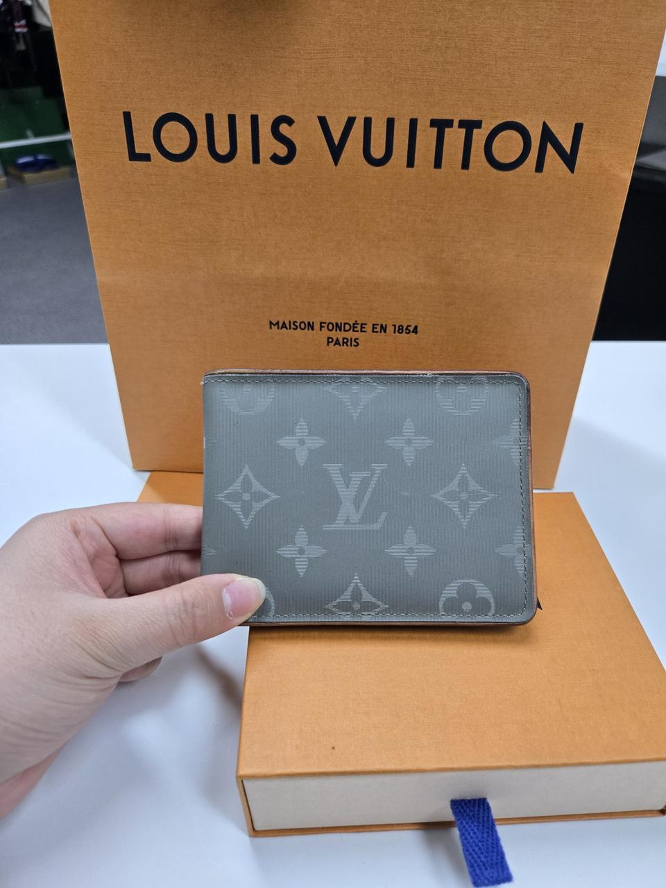 루이비통 티타늄 멀티플 반지갑