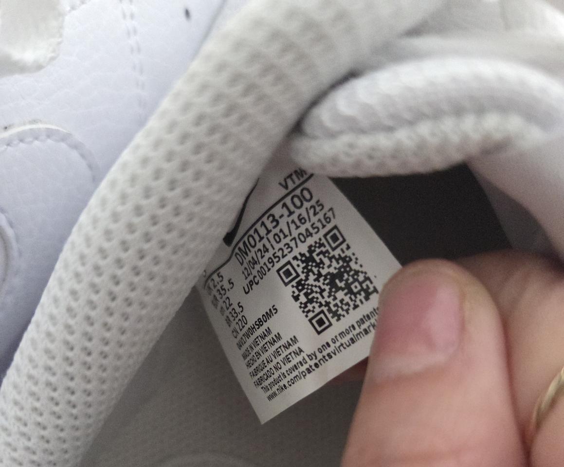 나이키 우먼스 DM0113-100 코트 비전 알타 레더 220사이즈입니다