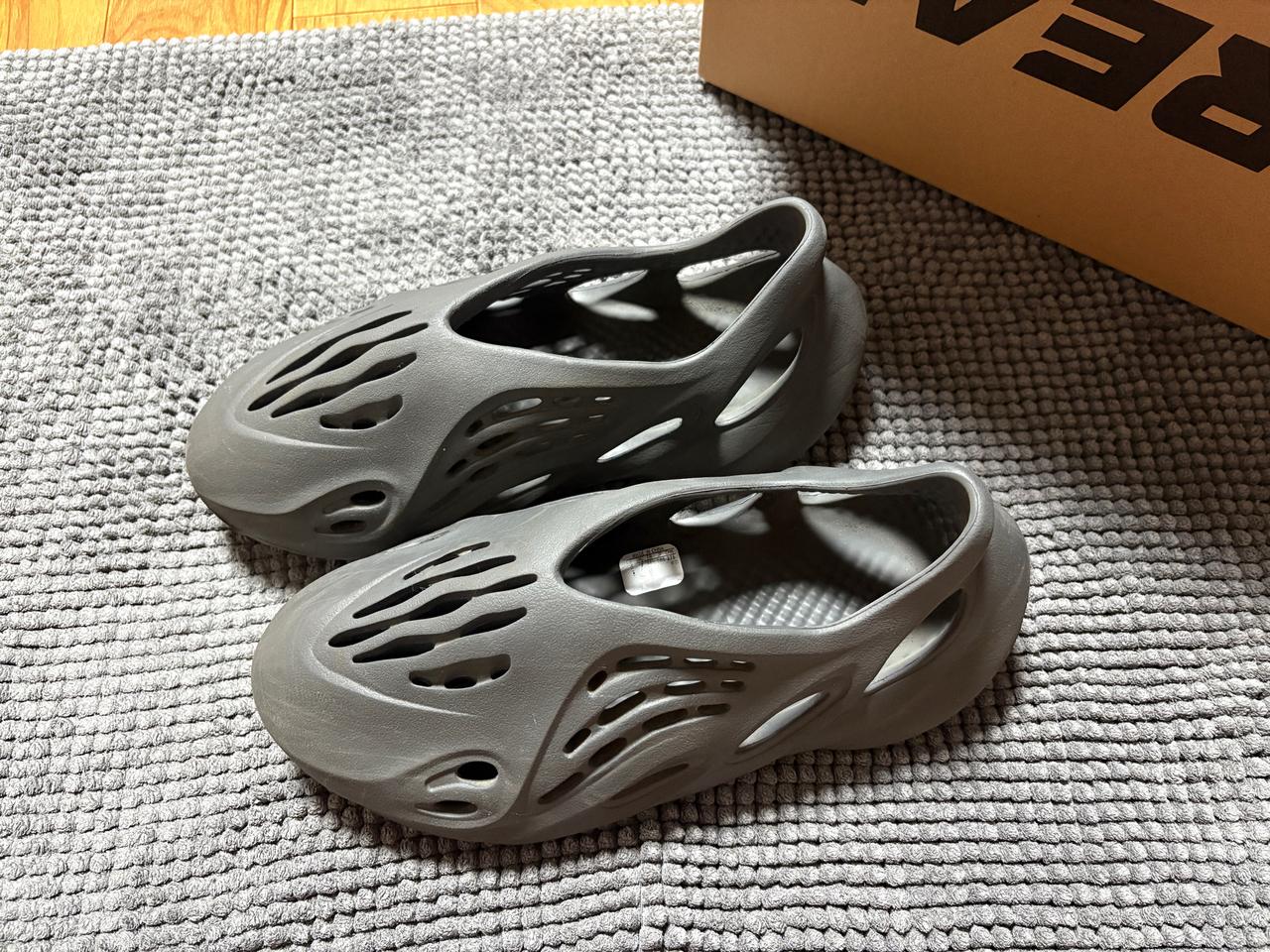 아디다스 이지 폼 러너 285 카본