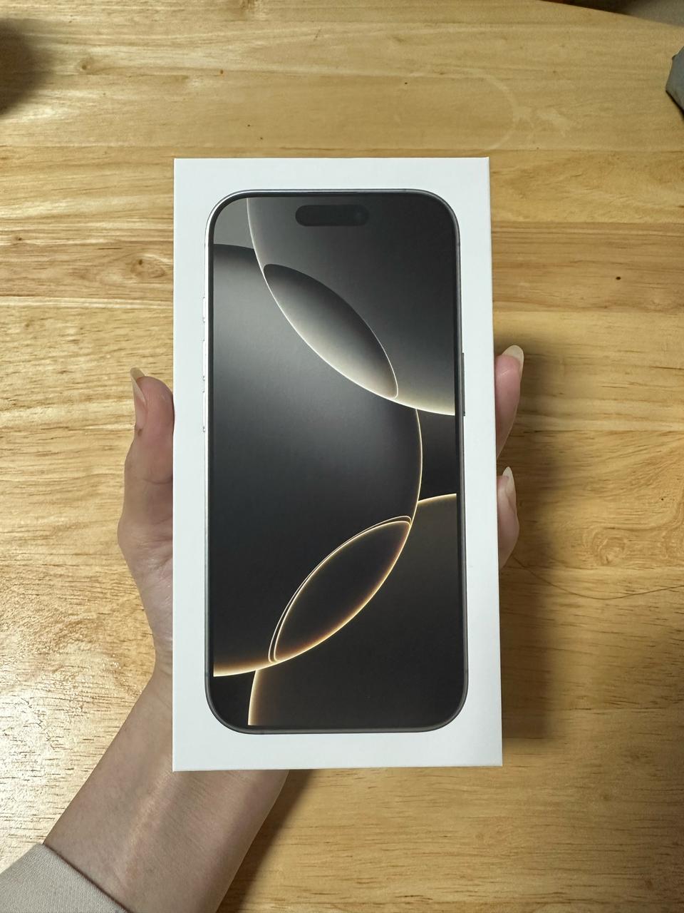 아이폰 16프로 네추럴티타늄 128기가 자급제 미개봉