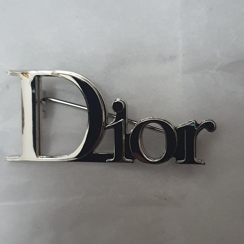 디올 정품 브로치 어디든 코디하기 좋은 명품 브로치은빛 로고가 예쁘고