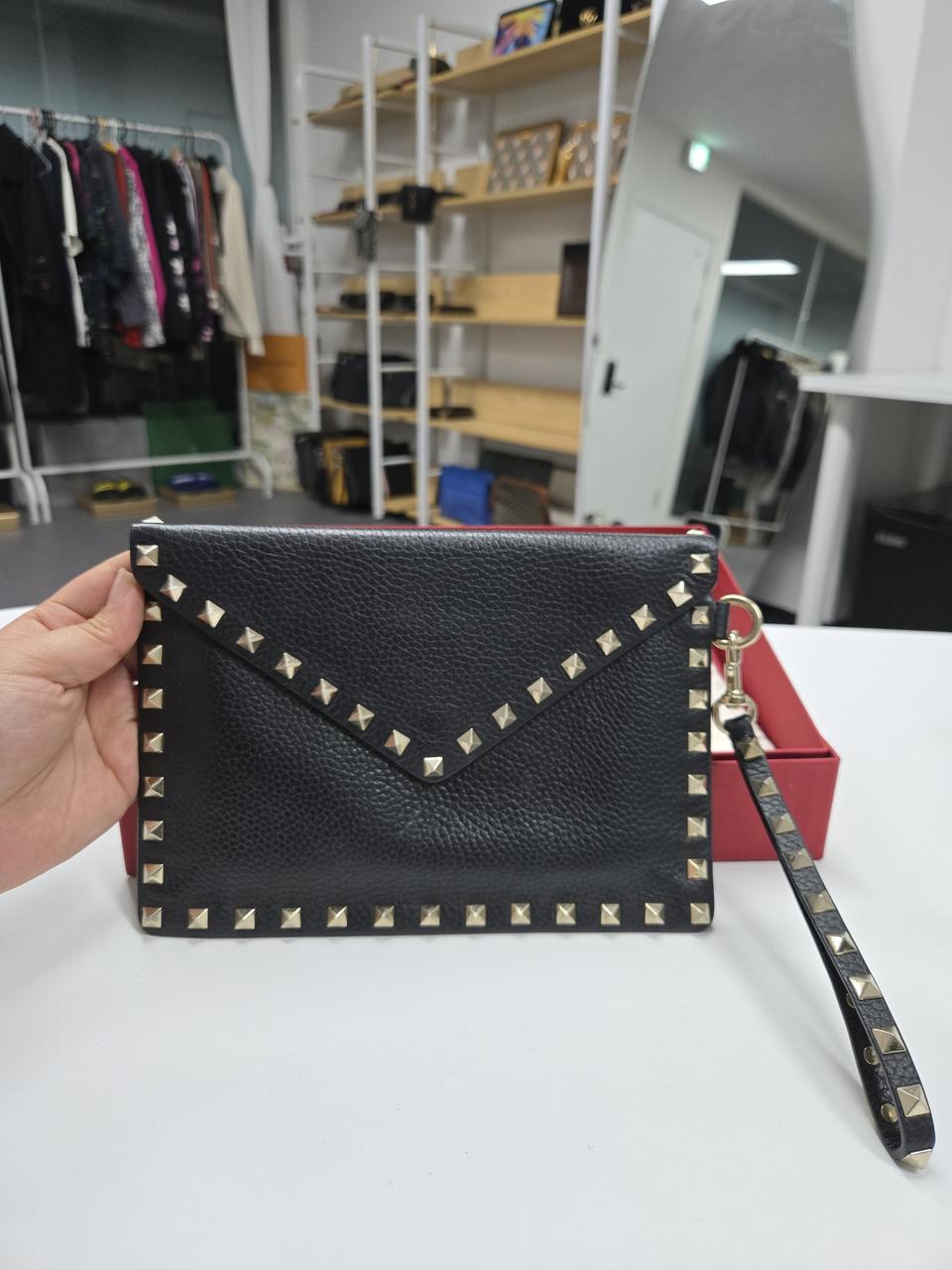 발렌티노 락스터드 스트랩 클러치