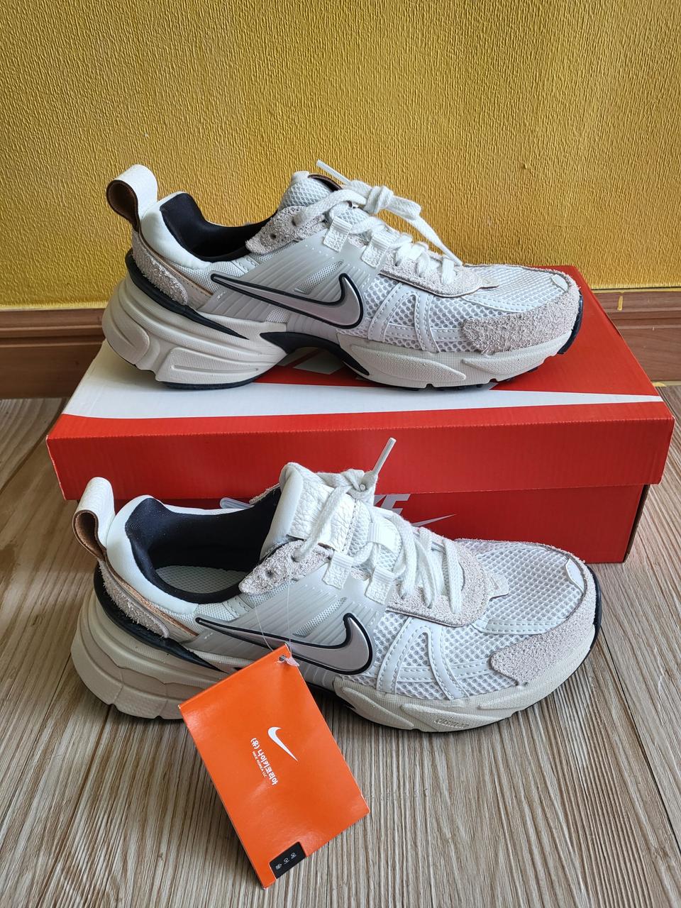 (새상품)나이키 V2K 런 서밋화이트 크롬