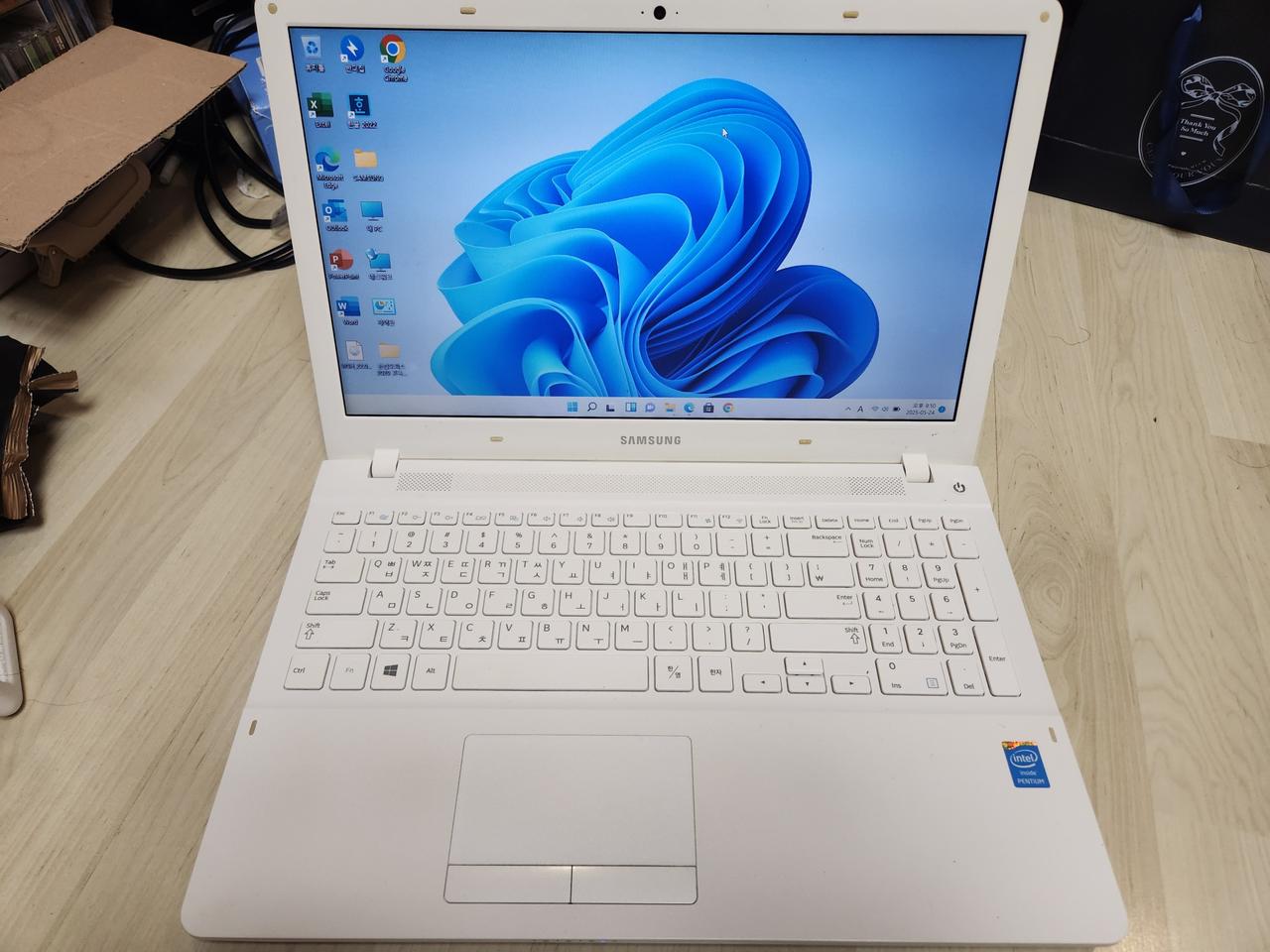 삼성아티브4 NT450R5E 팬티엄노트북팝니다