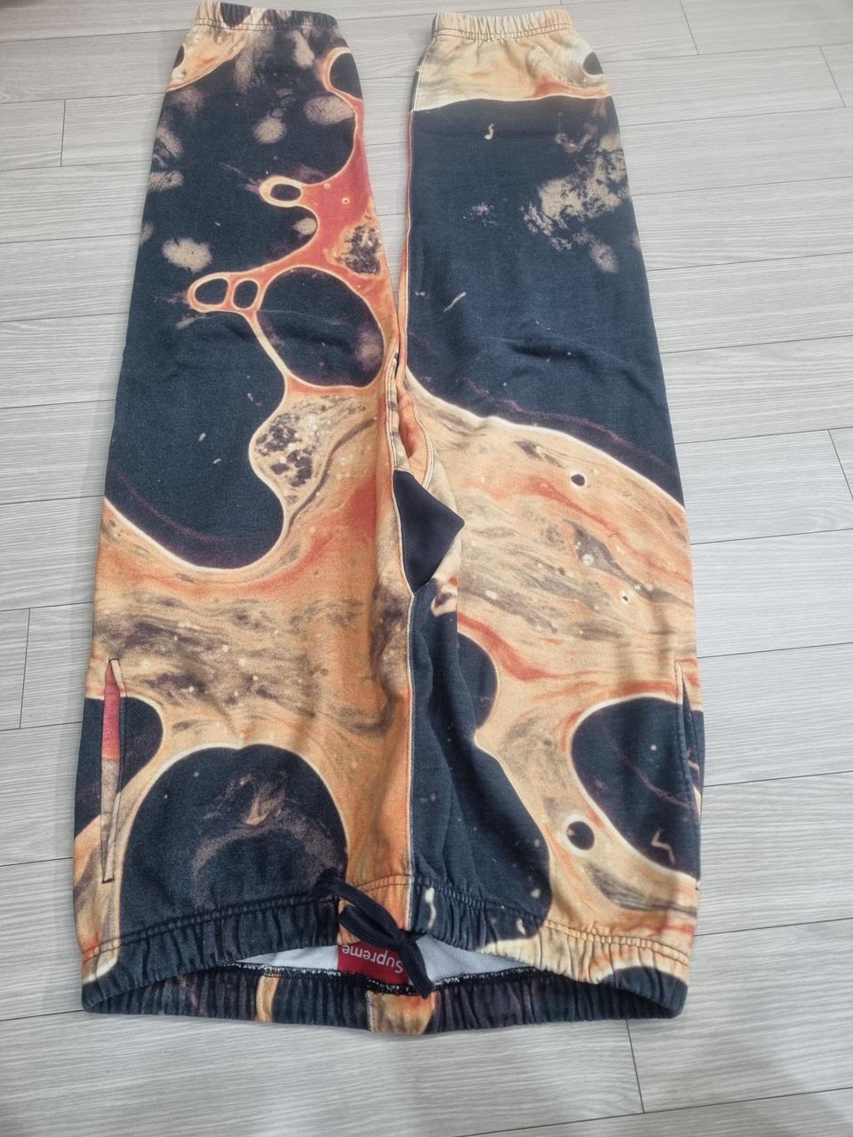 슈프림 우주행성 프린트 트레이닝 바지