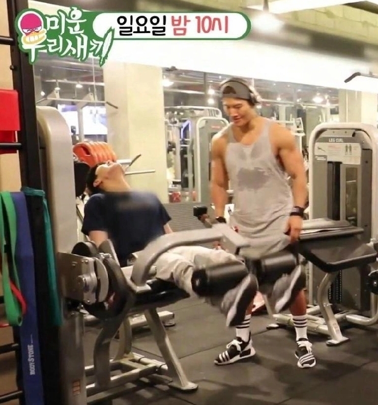 [ 아디다스 ] 화이트마운티어링 x 아디다스 nmd R2 콜라보 팝니다