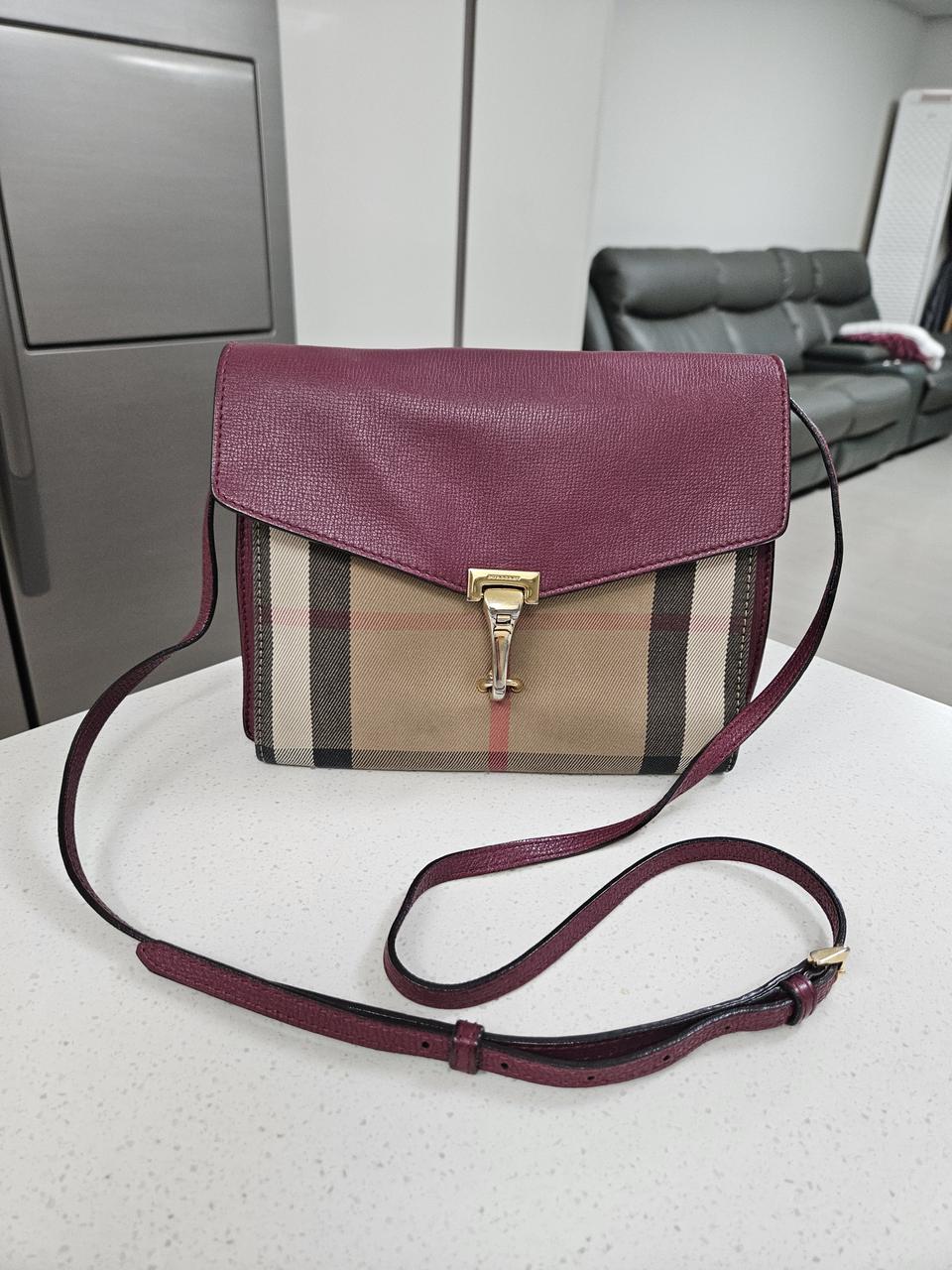 버버리 정품 크로스백.