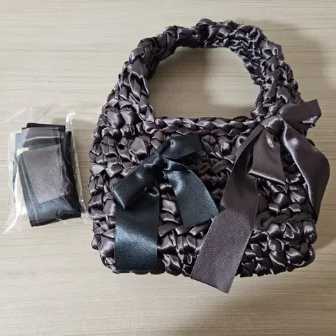 [새상품] 새틴 글로시 리본 토트백(정가 3만대) 리본 탈착 가능