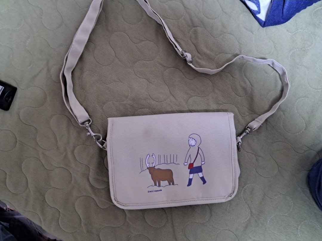 아리보리색 크로스백 팝니다