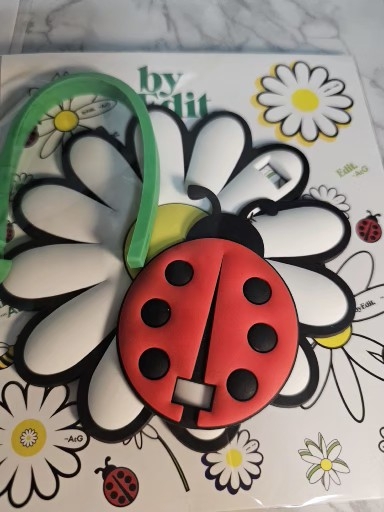 새상품-더엣지x바이에딧 한정판 굿즈- 데이지/레이디버그 참 장식+스티커