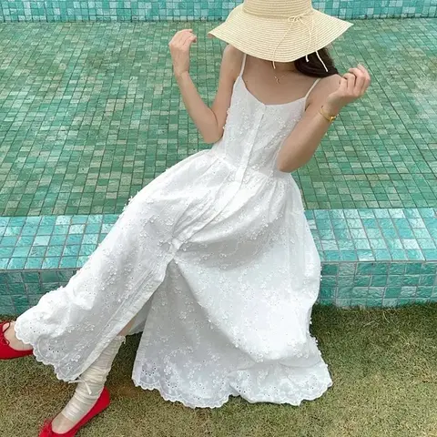 NE242)입체 플라워 자수 펀칭 레이스 버튼 끈나시 롱 플레어 원피스