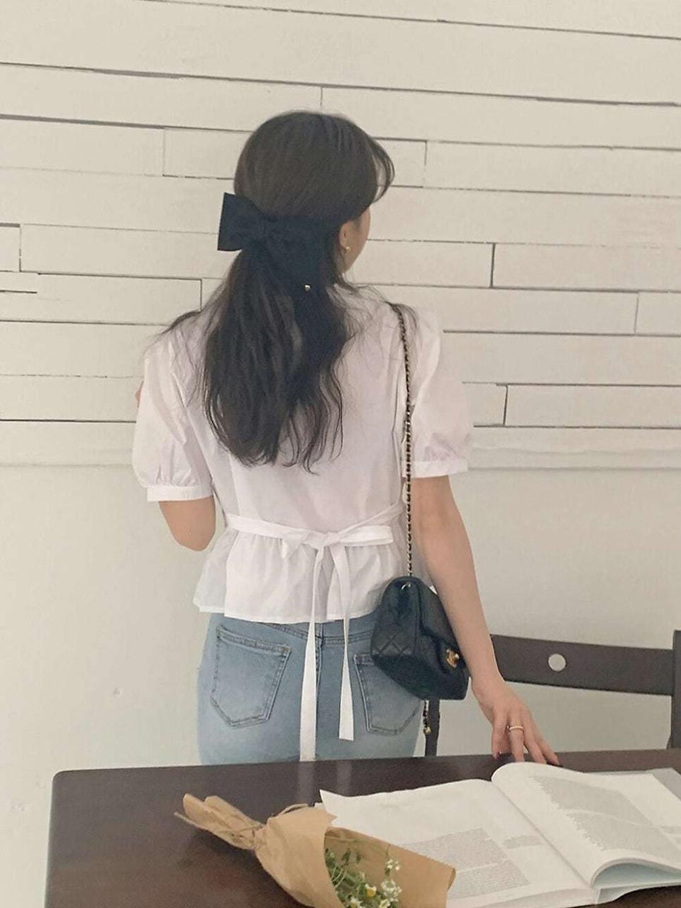 프렌치오브 스퀘어넥 콩단추 뒷리본 프릴 블라우스