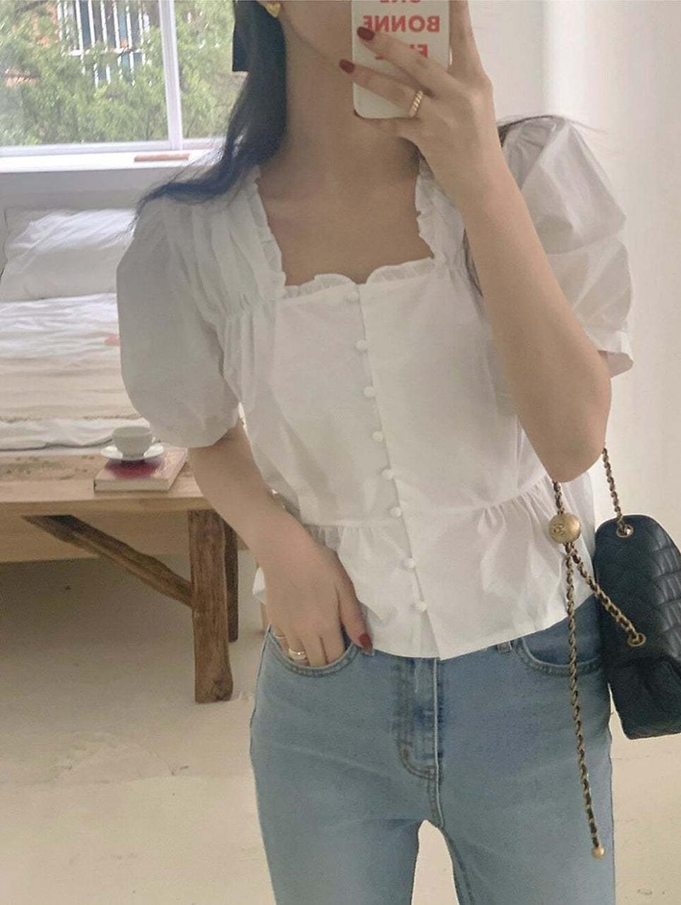 프렌치오브 스퀘어넥 콩단추 뒷리본 프릴 블라우스