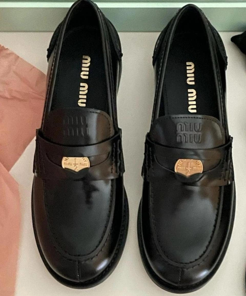 미우미우 브러쉬드 가죽 페니 로퍼